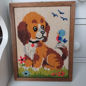 Vintage borduurwerk in lijstje hondje