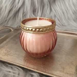 Roze glazen potje met gouden rand.